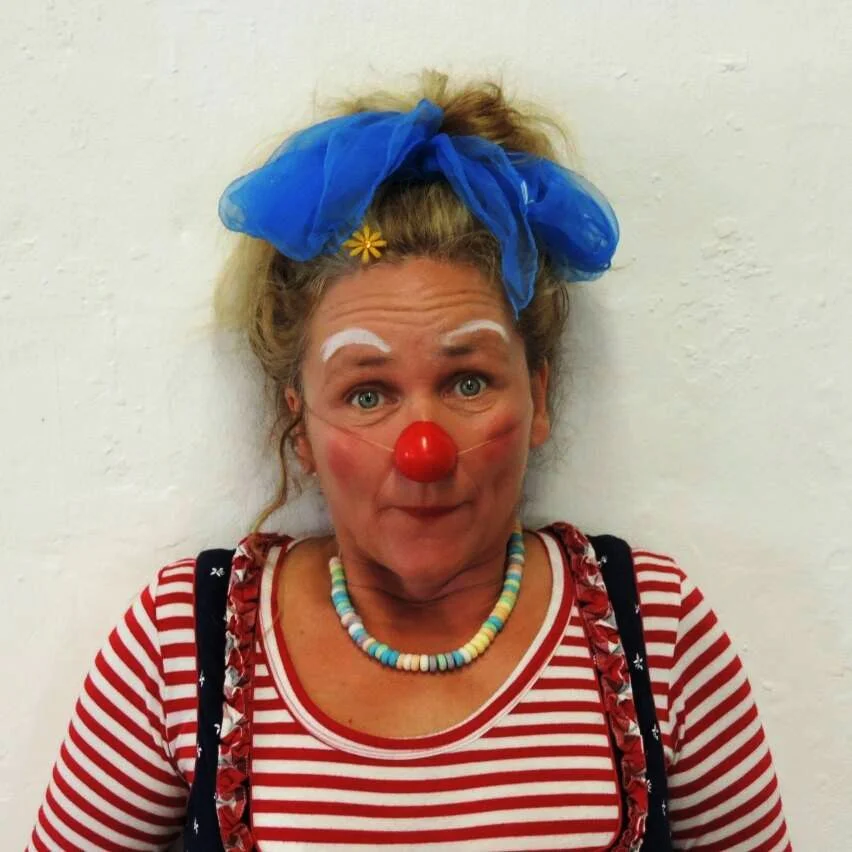 Clownin mit roter Nase